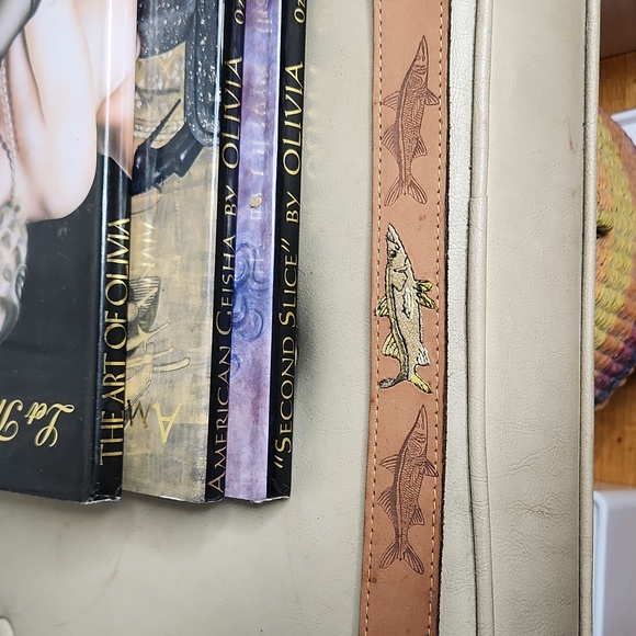 Brown Leather Fish Embossed & Embroidered Leather Belt W/ Solid Brass Buckle 42 - Picture 7 of 9